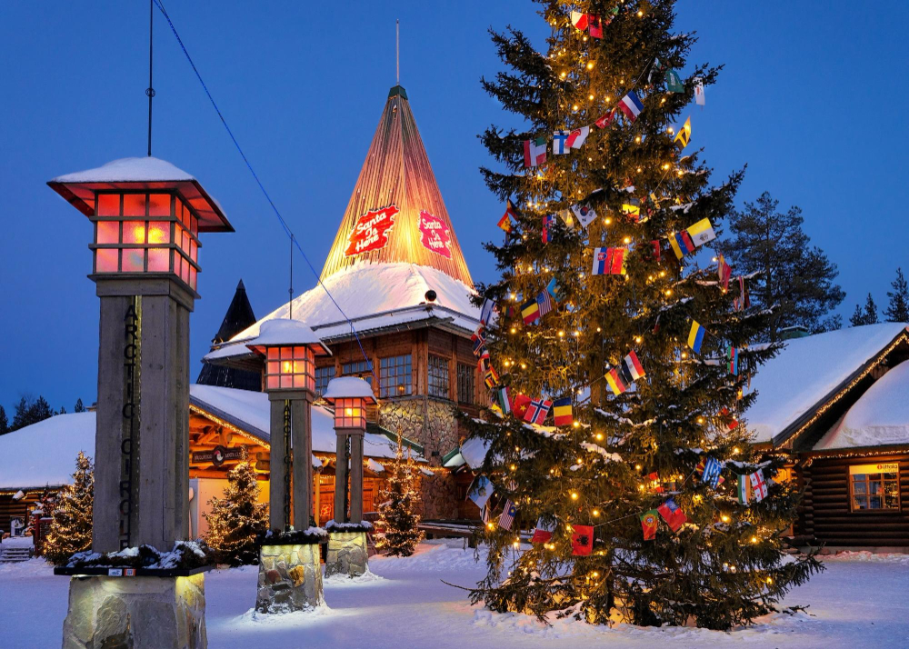 rovaniemi-finlandia-5-marzo-2017-oficina-santa-claus-santa-village-arboles-navidad-noche-iluminada-luz-laponia-finlandia-circulo-polar-artico-invierno